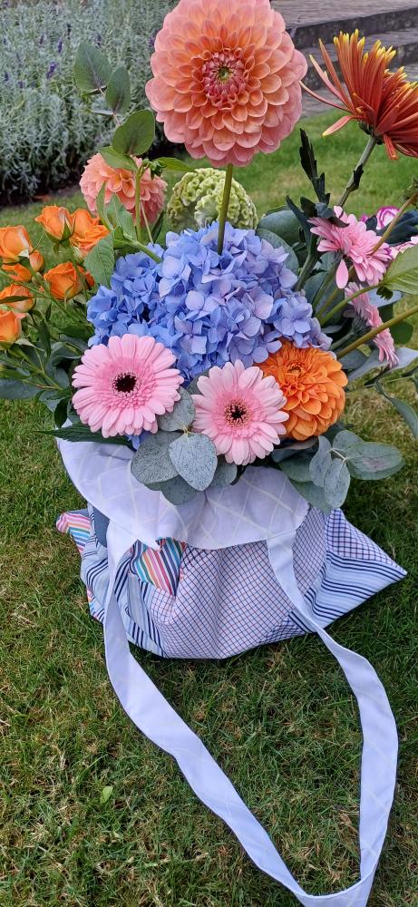 Prachtig bloemenarrangement met dahlia's, hortensia's en gerbera's - inspiratie van Wout